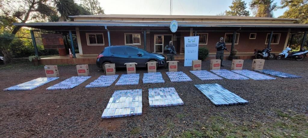 Jardín América | Auto abandonado con 6400 paquetes de cigarrillos de contrabando