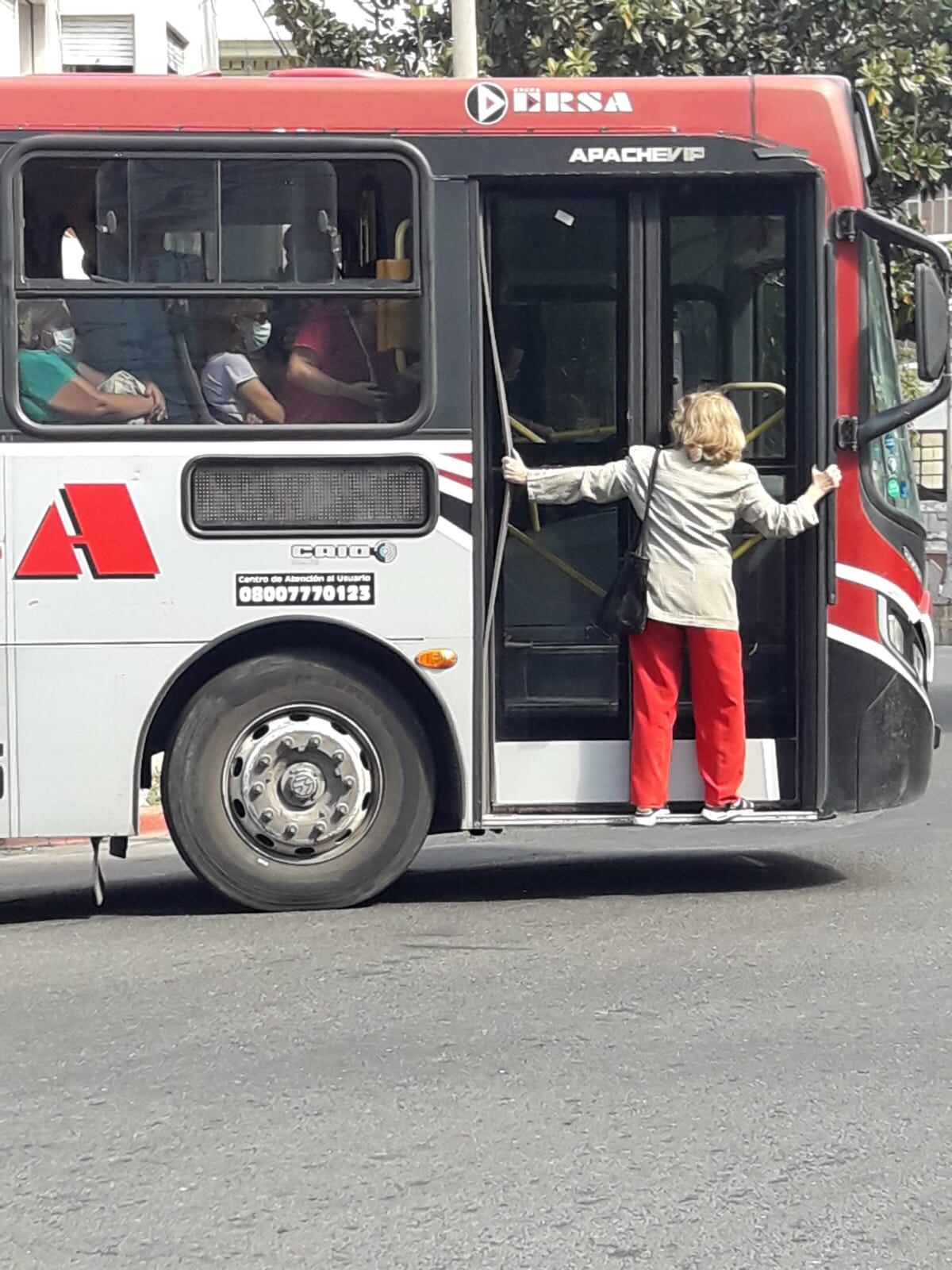 La pasajera quiso subir fuera de la parada y como no le abrieron se trepó igual.