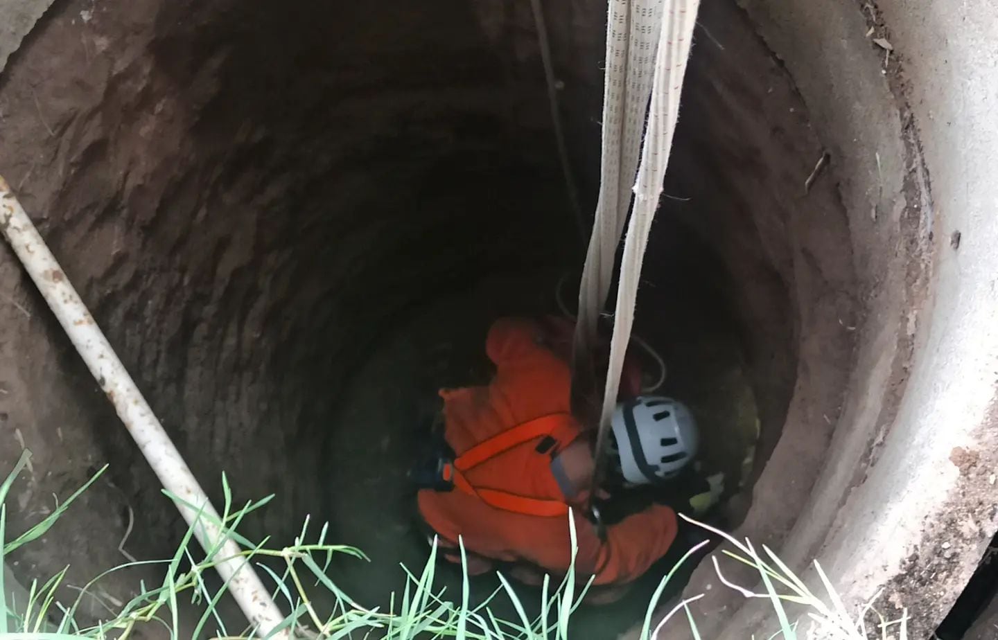 Bomberos de Arroyito rescatan a un perrito de un pozo