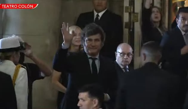 Javier Milei saluda a los presentes en la entrada al Teatro Colón.