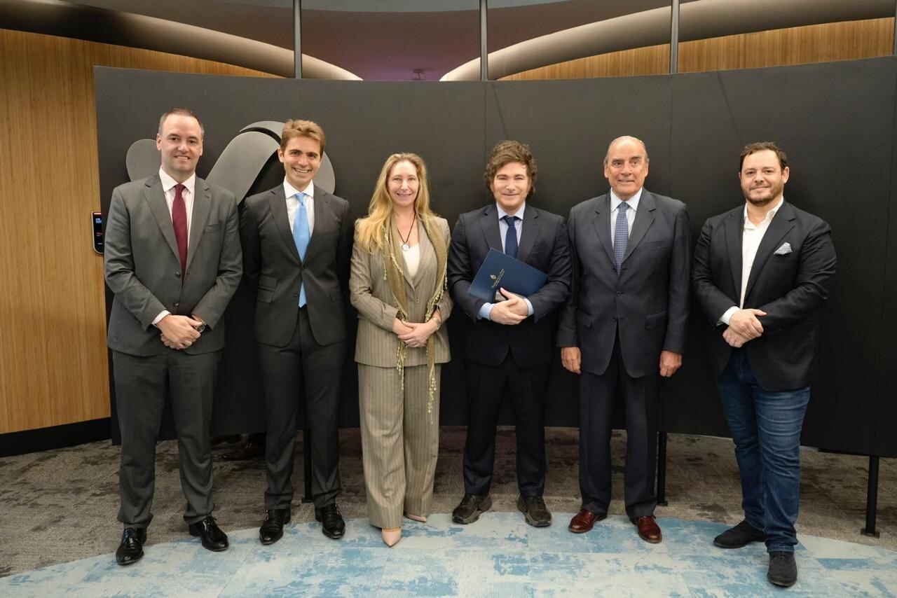 Javier Milei junto a integrantes de su gabinete en la sede de Ualá, fundada por Pierpaolo Barbieri (Gentileza)