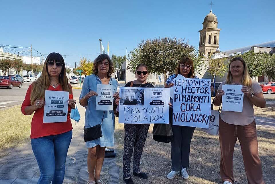 Movilización. En contra del cura Héctor Pinamonti en Sampacho (FM Identidad).