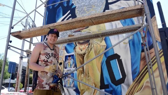 Rodrigo Muñoz, el artista de Neuquén que le rinde homenaje a Messi con murales.