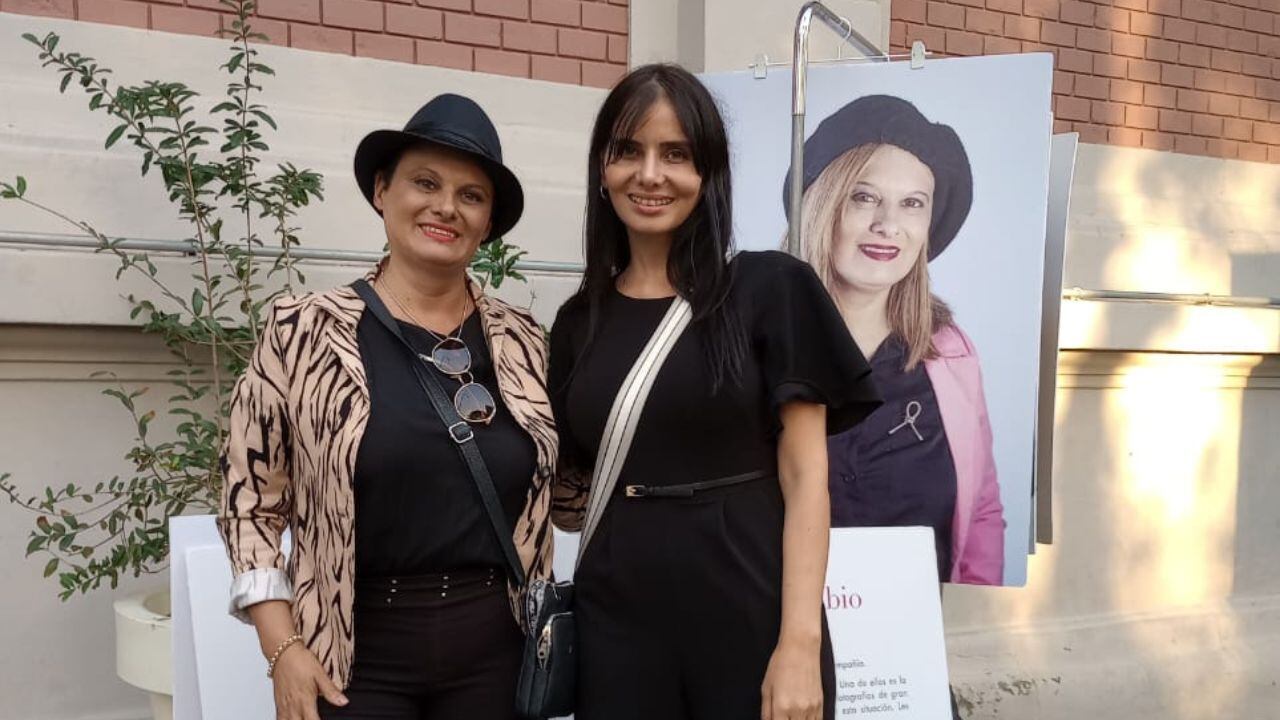 Daiana Ojeda junto a la embajadora de Córdoba Rosa, la periodista Karina Vallori.