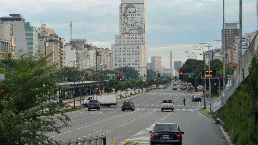 Vacío. La avenida 9 de julio, en pleno centro porteño, apareció ayer despoblada por la huelga de los sindicatos opositores al gobierno de Cristina Fernández (Télam).