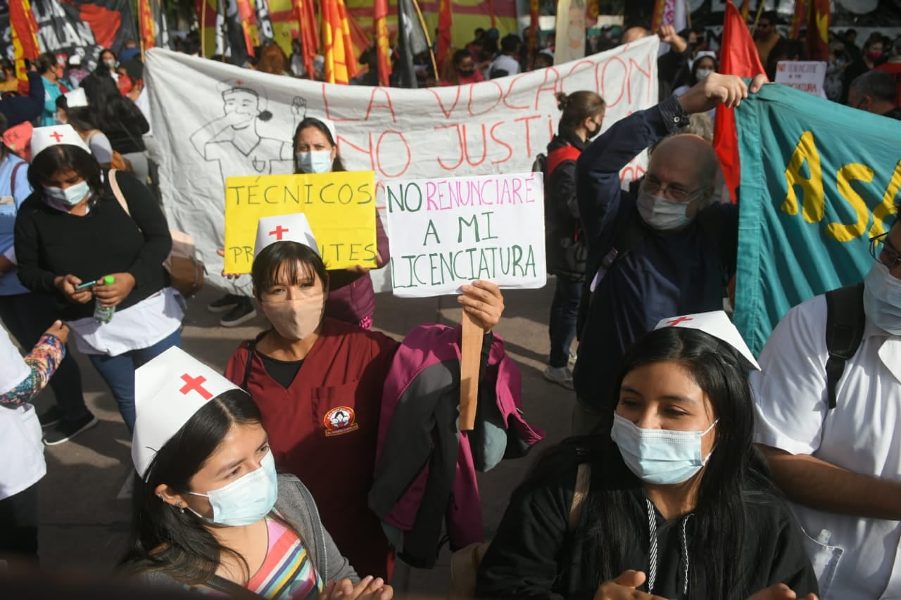 Representantes de los hospitales Carrilo y Central reclamaron frente a la Legislatura durante el mensaje del Gobernador. Ignacio Blanco/Los Andes