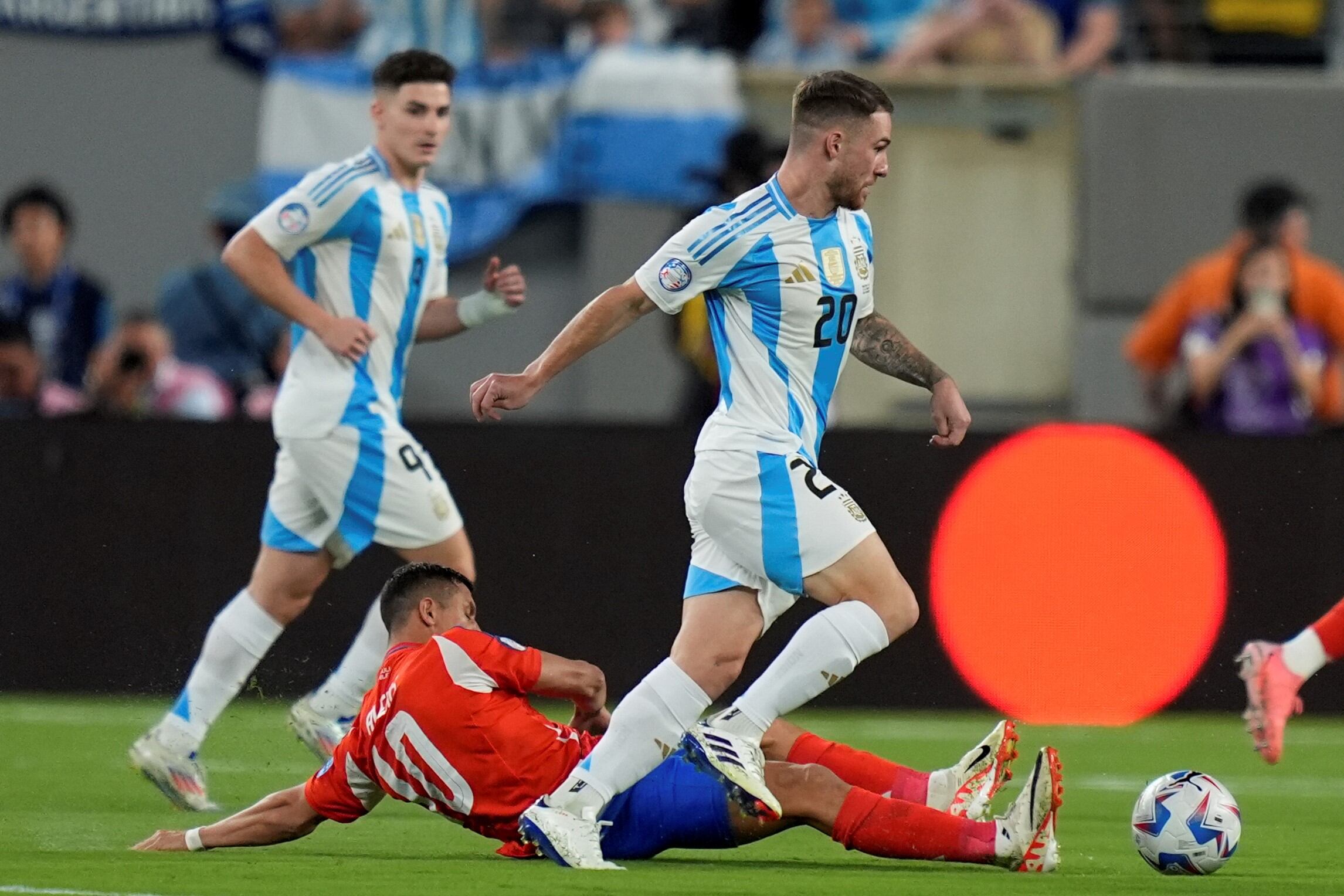 Argentina y Chile, en duelo por la segunda fecha del Grupo A de la Copa América 2024. (AP)