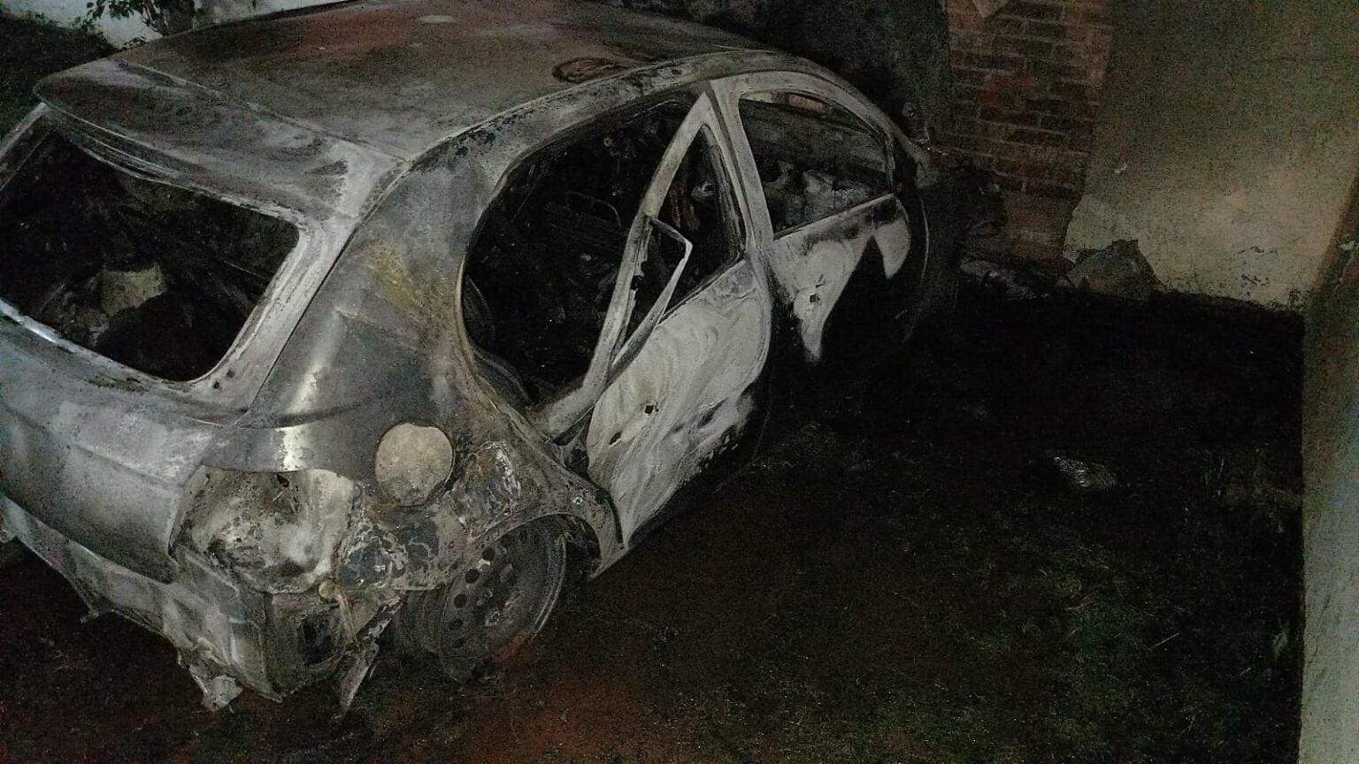 Investigan en Eldorado el incendio de un automóvil.