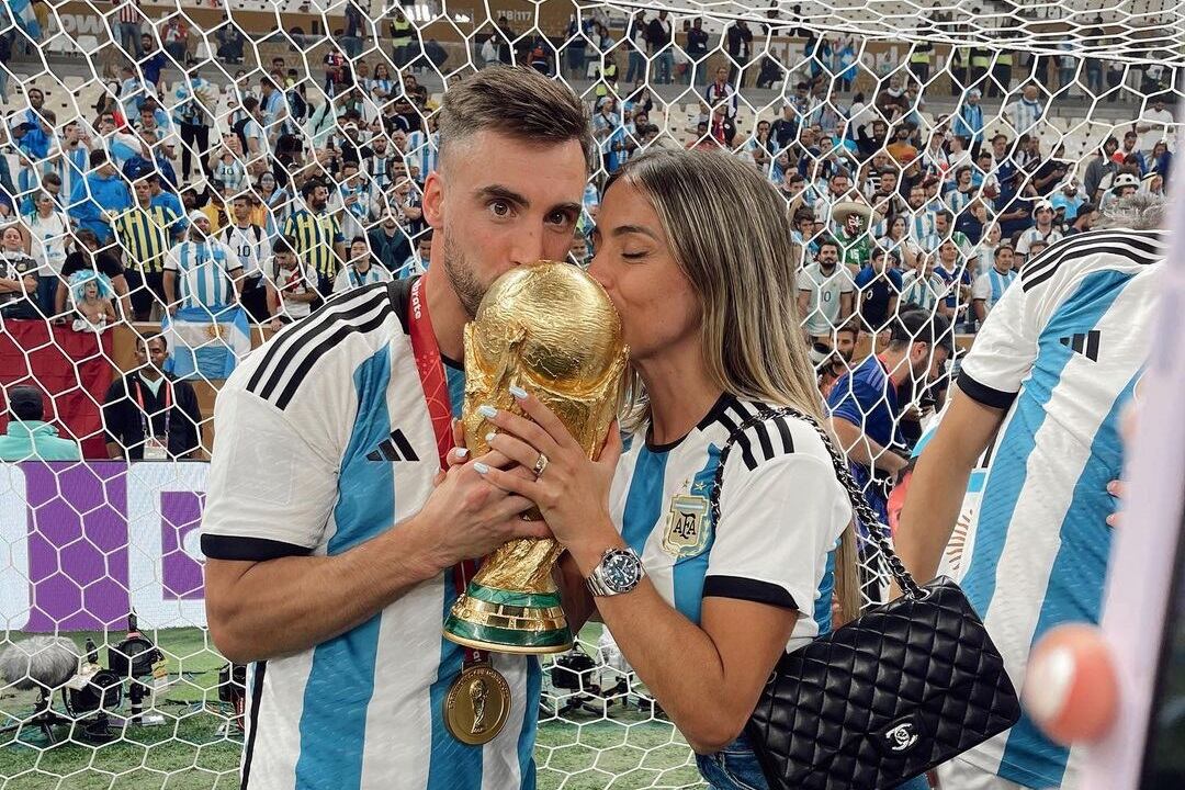 Nicolás Tagliafico junto a Caro Calvagni tras consagrase campeón. 