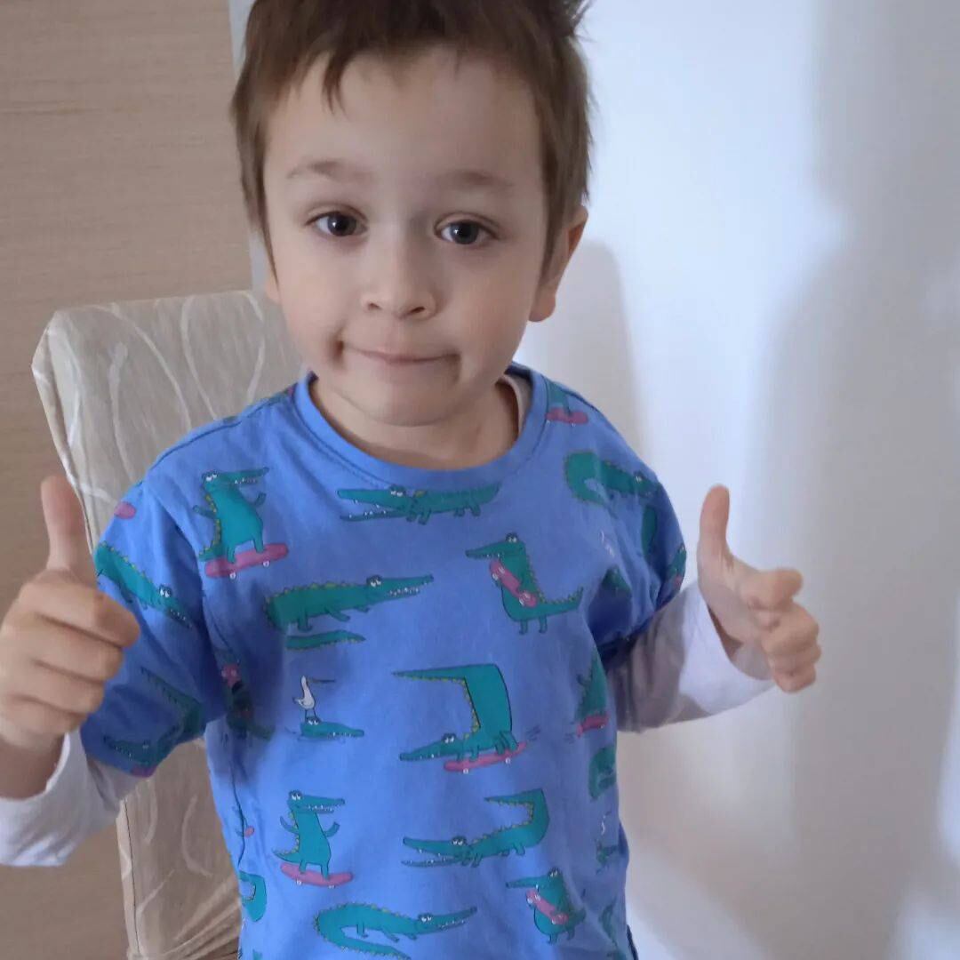 Nico, el pequeño de Rosario que necesita ayuda de todos para tratarse en Barcelona.