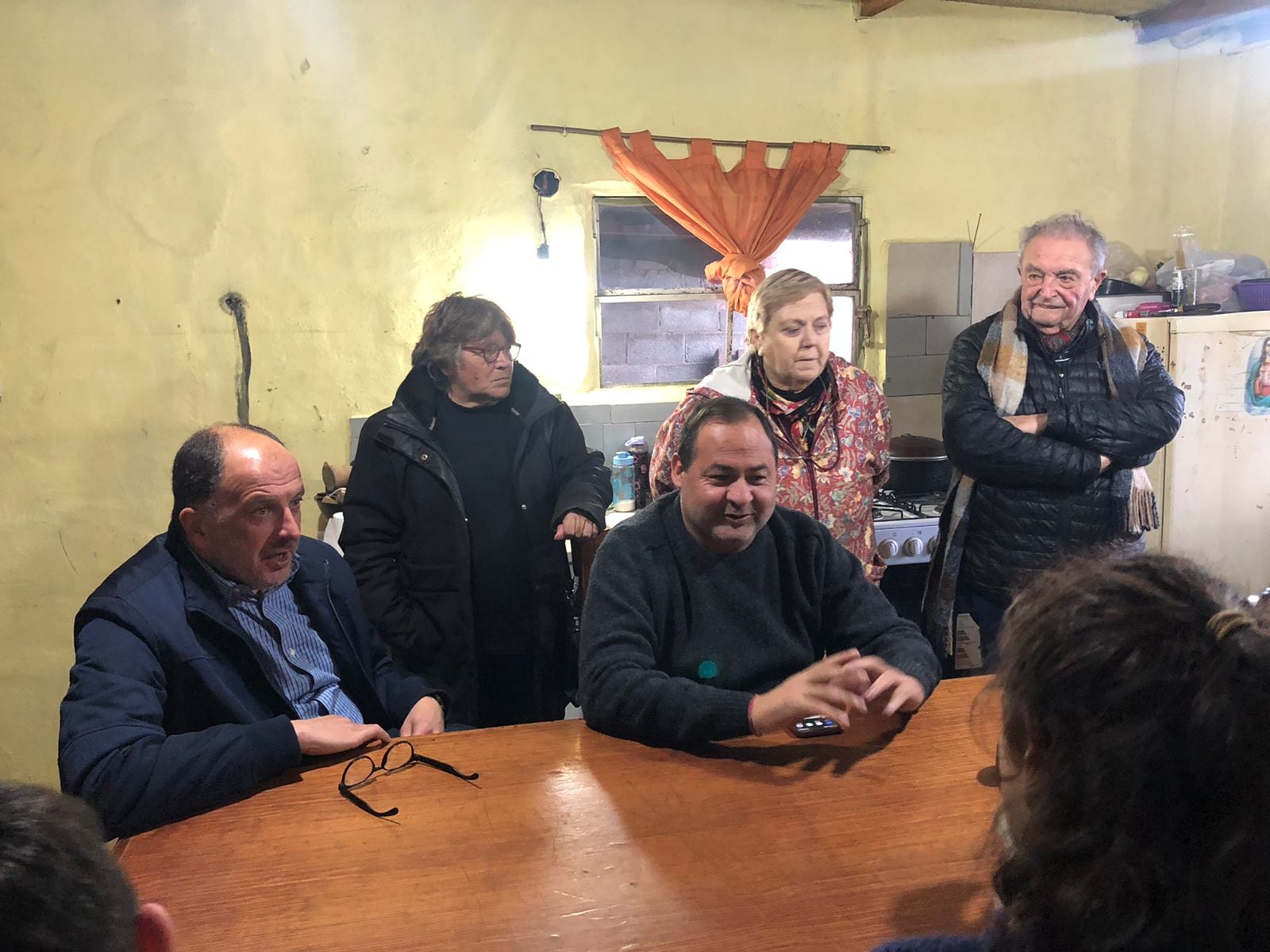 Vecinos del Barrio Santa Teresita recibieron ayer al precandidato a intendente de Unión Por la Patria Pablo Garate y al concejal Pity Federico.