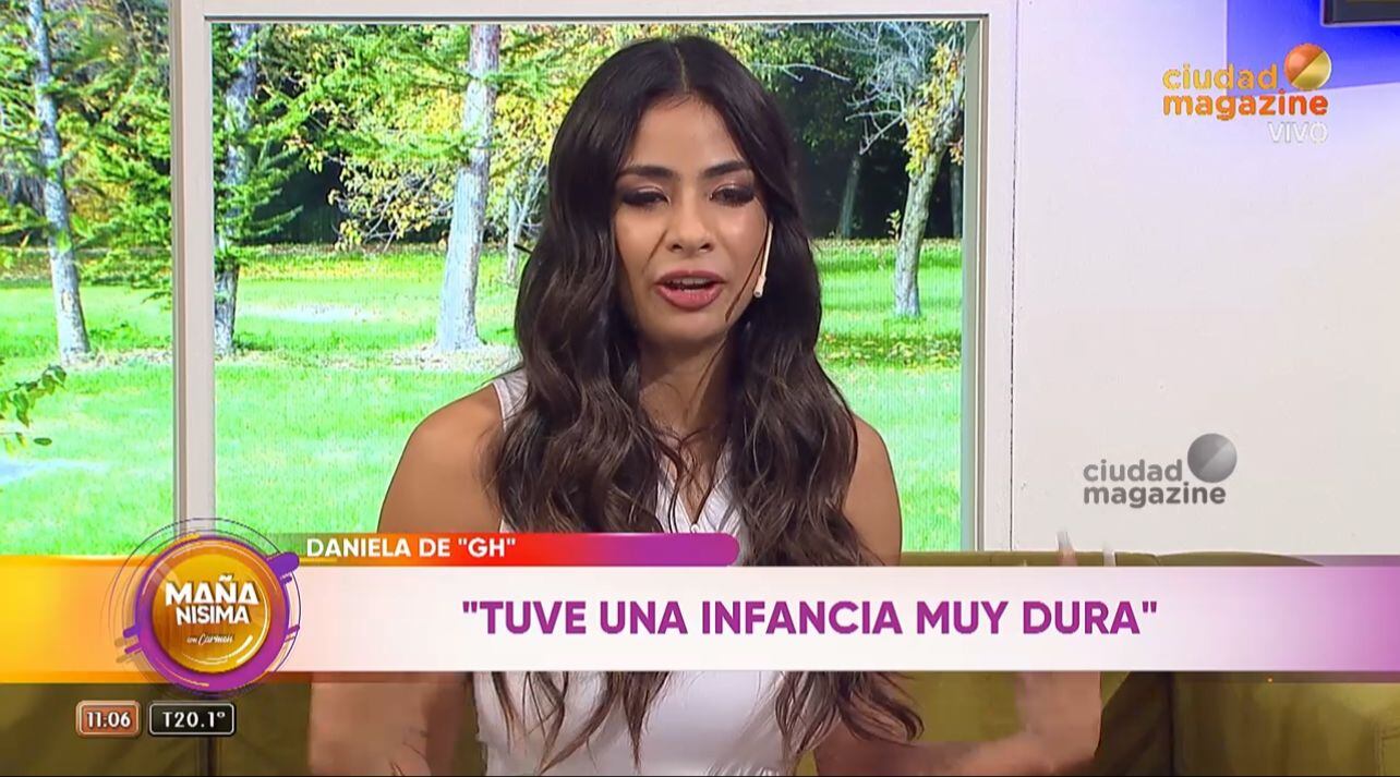 Daniela Celis, quebrada, hablando de su humilde infancia.