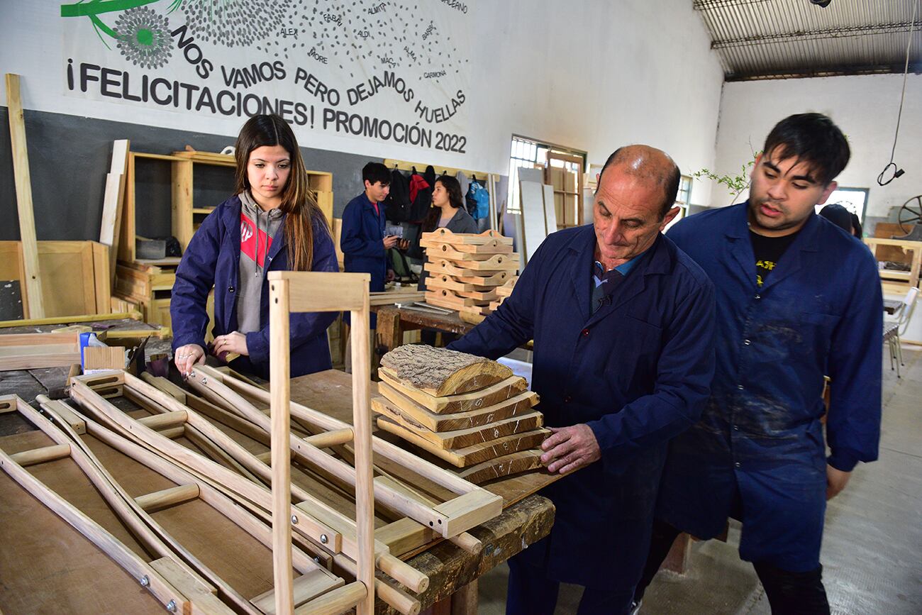 Miguel, Anita e integrantes de la Reserva San Martín. Muletas. Colegio técnico. Historia de Héroes y Heroínas. (José Gabriel Hernández / La Voz)