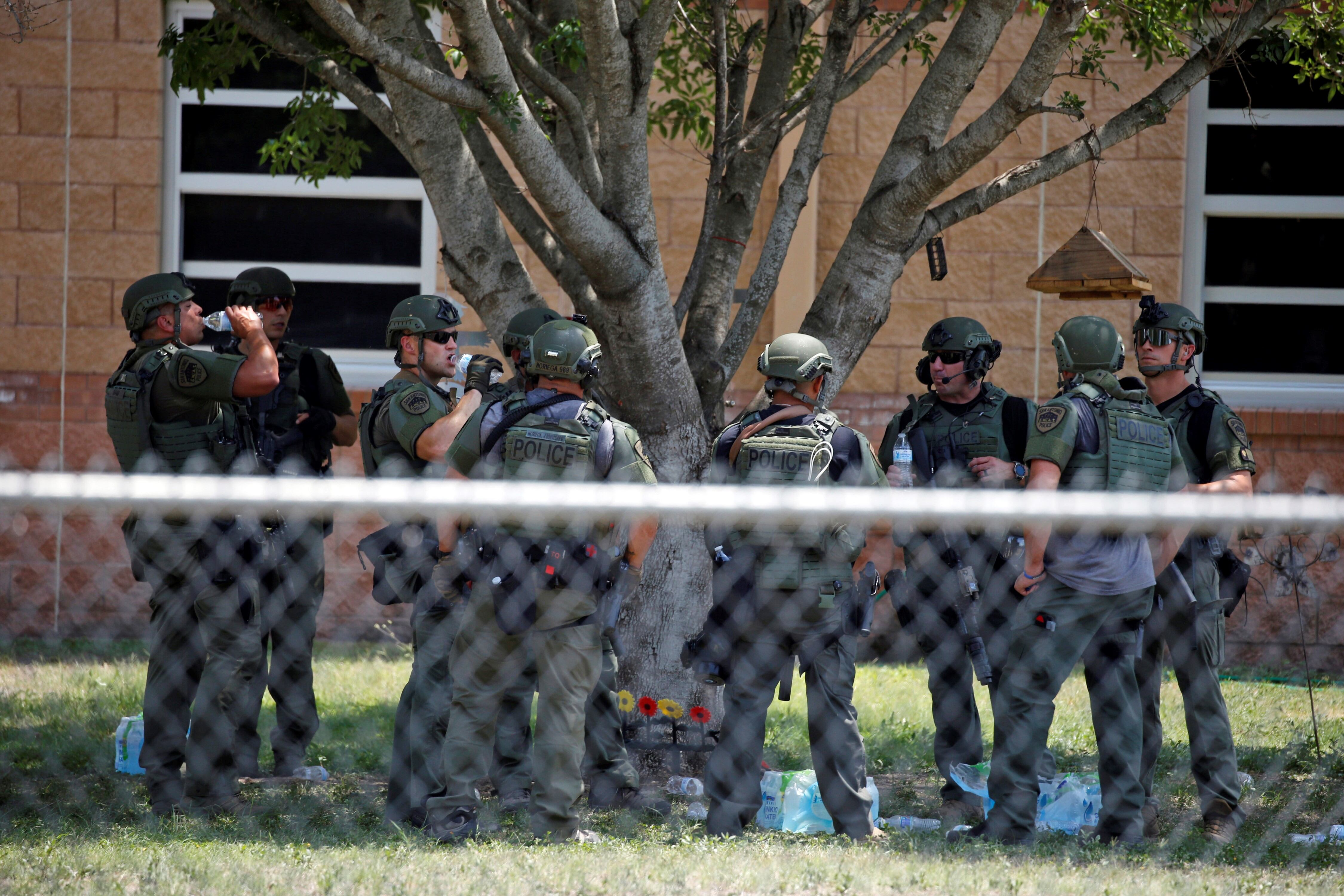 El personal policial camina afuera de la Escuela Secundaria Uvalde después de que se reportó un tiroteo más temprano en el día en la Escuela Primaria Robb