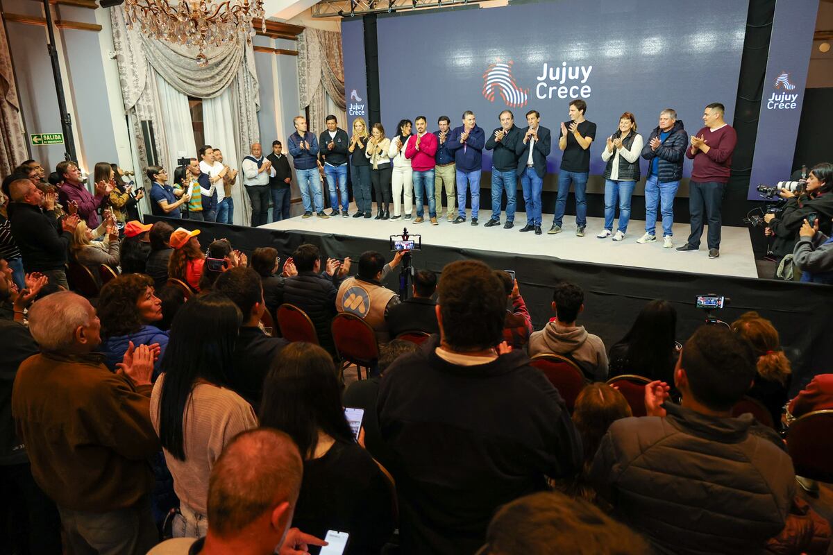 El salón principal del hotel ubicado en Alto La Viña se vio colmado este domingo a la noche por candidatos de Jujuy Crece, dirigentes, militantes y medios de comunicación.