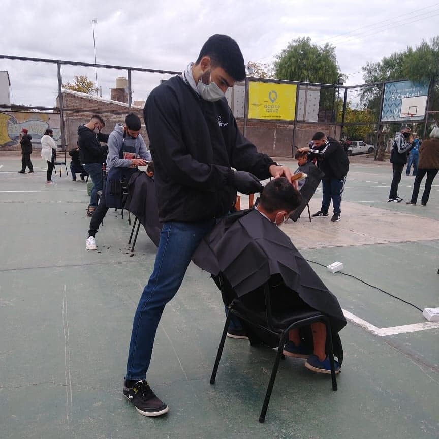 Reconocen las dificultades de muchos, entonces decidieron unirse para ofrecer cortes solidarias.