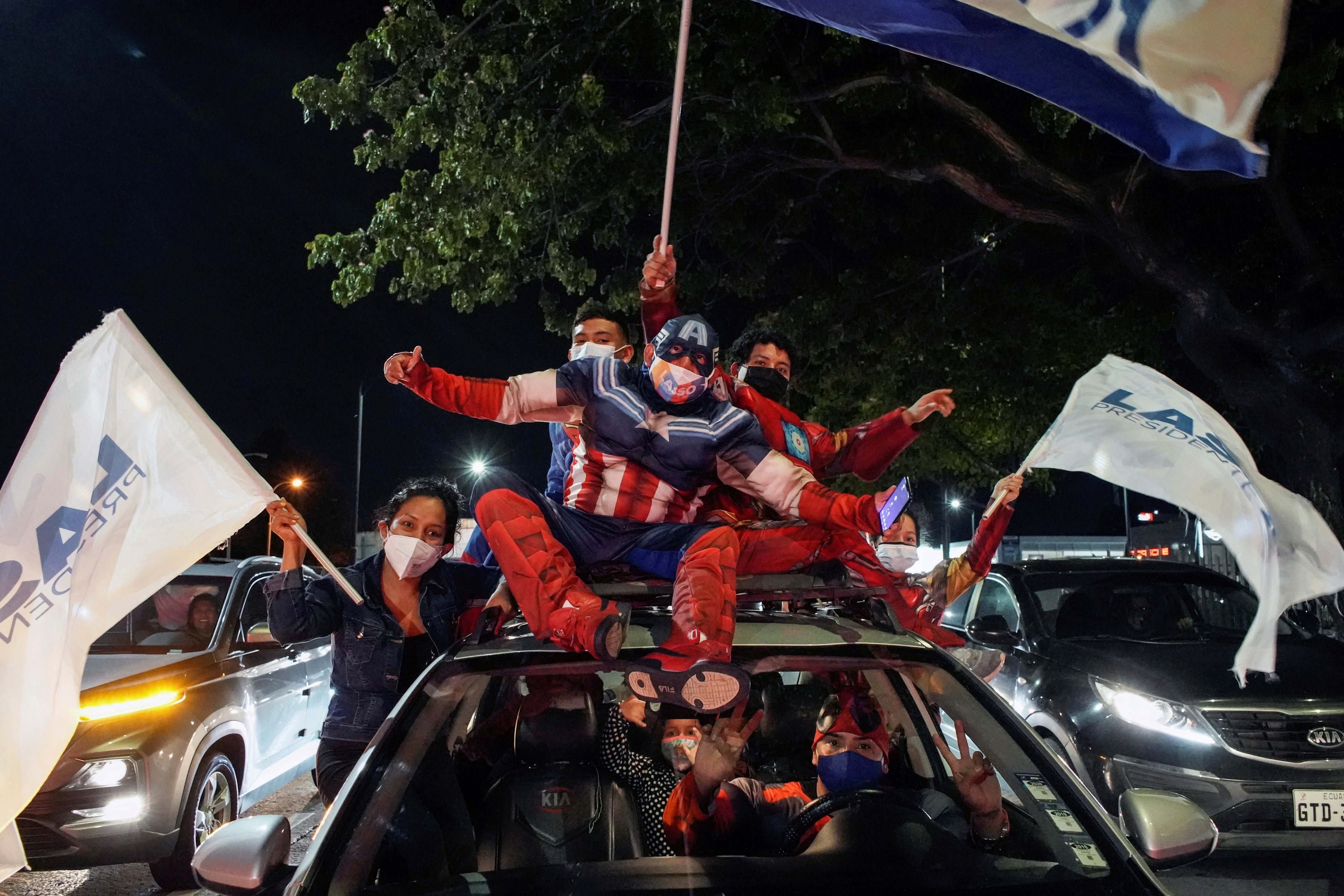 Ecuatorianos celebran en las calles la victoria de Guillermo Lasso