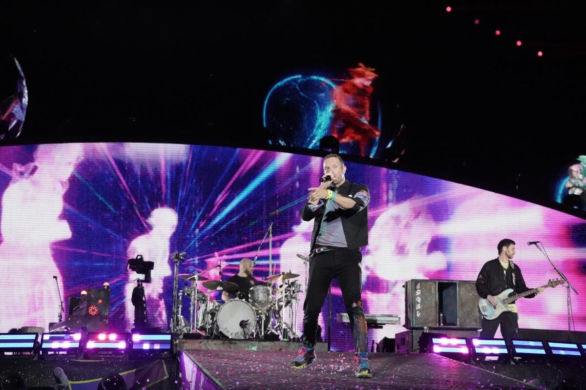 Fuegos artificiales y un Monumental repleto: las imágenes del primero de los diez recitales de Coldplay en Argentina