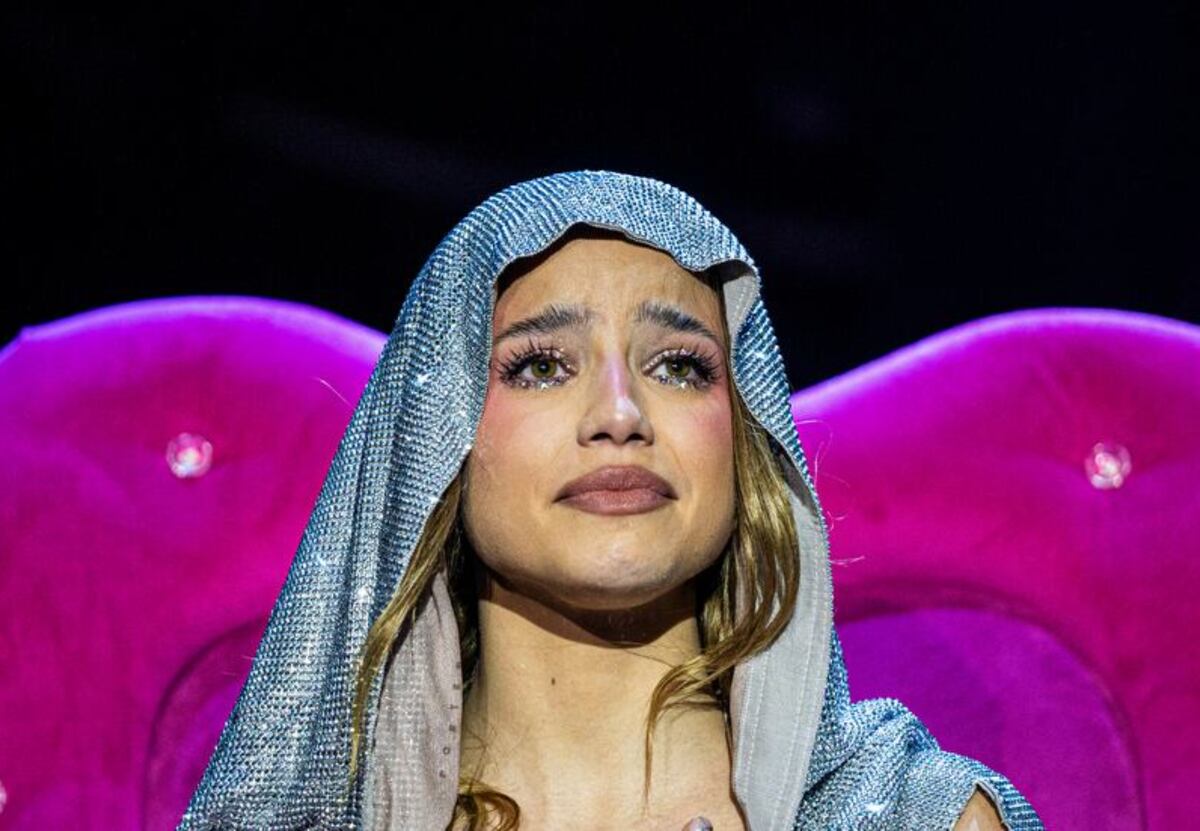 Emilia Mernes rompió en llanto en pleno show: el video que preocupó a sus fans