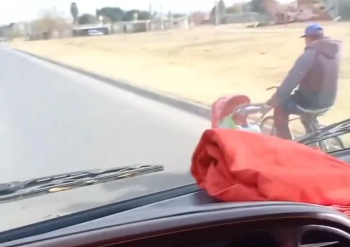 Video viral: la insólita manera de un cordobés para pasear a su bebé en el coche