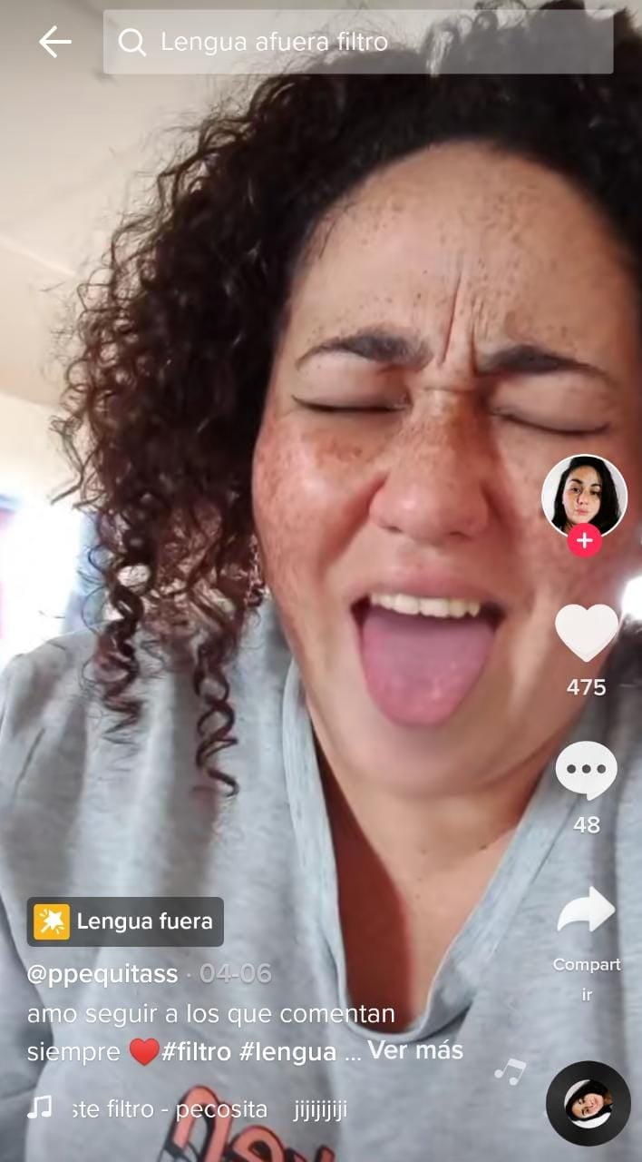 Filtro de TikTok que te hace sacar la lengua y cerrar los ojos.