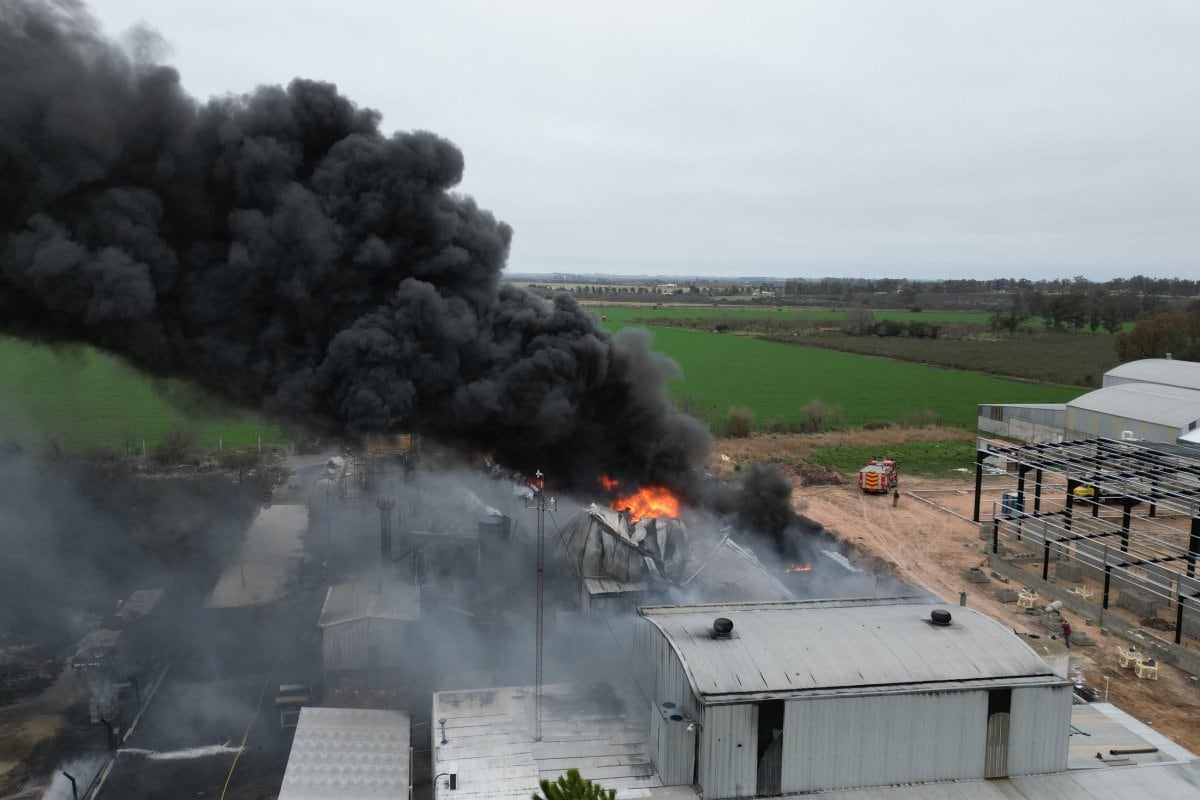 Incendio en la fábrica del Parque Industrial Gualeguaychú: