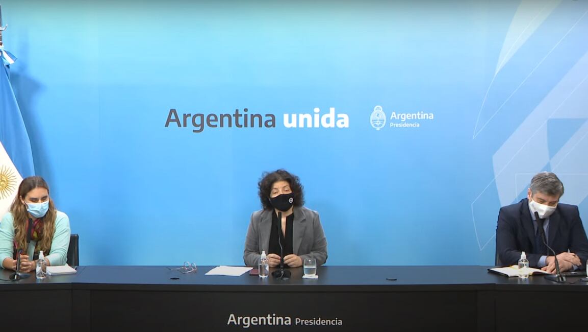 La ministra de Salud, Carla Vizzotti (c), brinda una conferencia de prensa este martes 6 de abril de 2021 para informar sobre la situación epidemiológica en Argentina, ante la pandemia del coronavirus. (Presidencia)