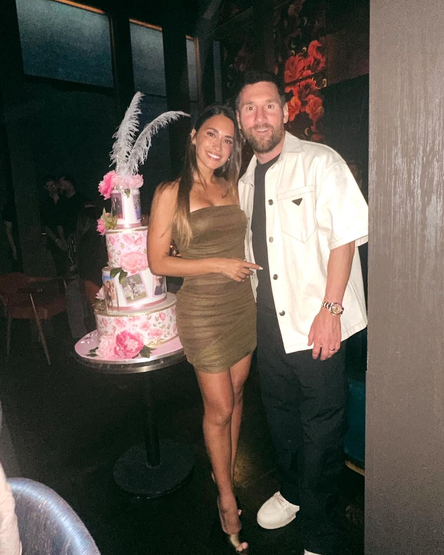 Messi y su esposa celebraron con una torta impresionante.