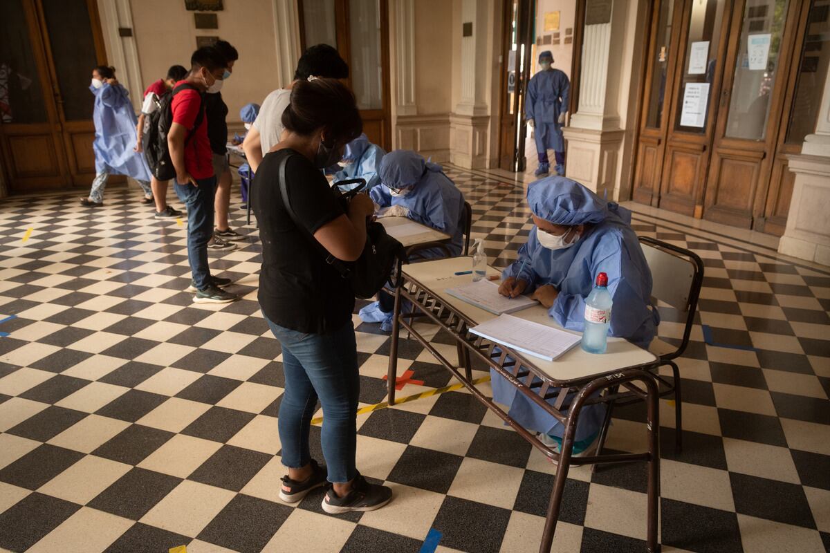 Colegio Agustin Alvarez.
Aumentaron los centros de testeo de Covid-19, pero siguen las demoras.

Foto: Ignacio Blanco / Los Andes 