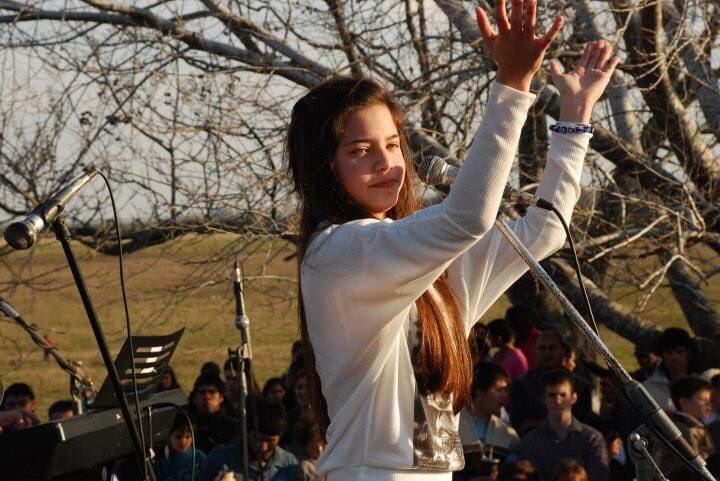 Las fotos inéditas de Emilia Mernes cantando en Nogoyá cuando era chica: así lucía antes de la fama