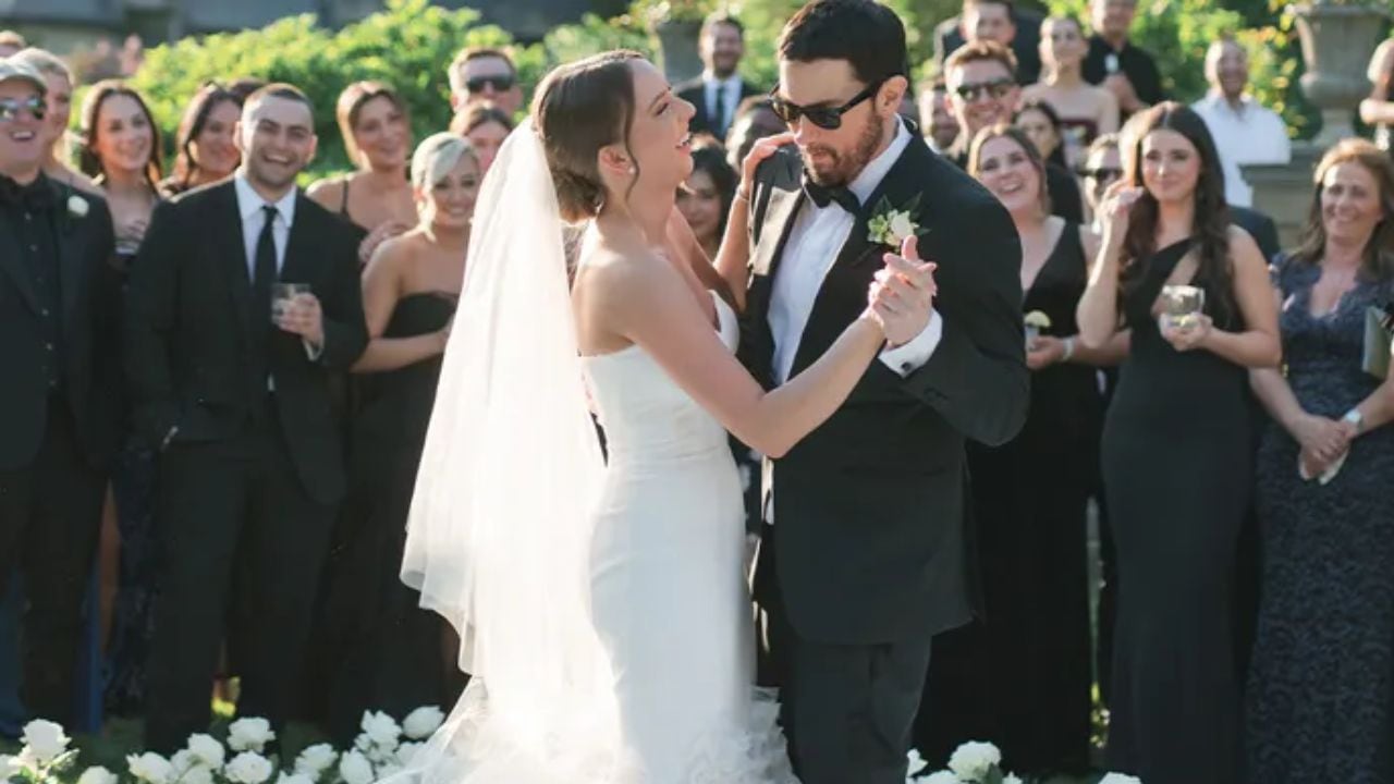 Hailie Jade junto a su padre mientras hacían el baile padre hija en su boda.