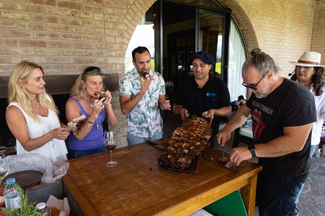 Alvear con sus costillares al ensartador fue protagonista del programa Cocineros Argentinos.