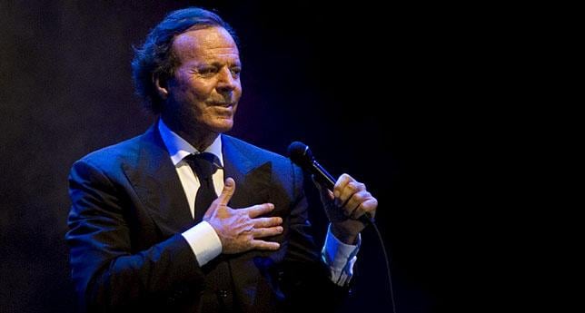 Julio Iglesias: Tengo una buena escopeta...y hay balas para Iniesta y Messi. (Foto: AP)