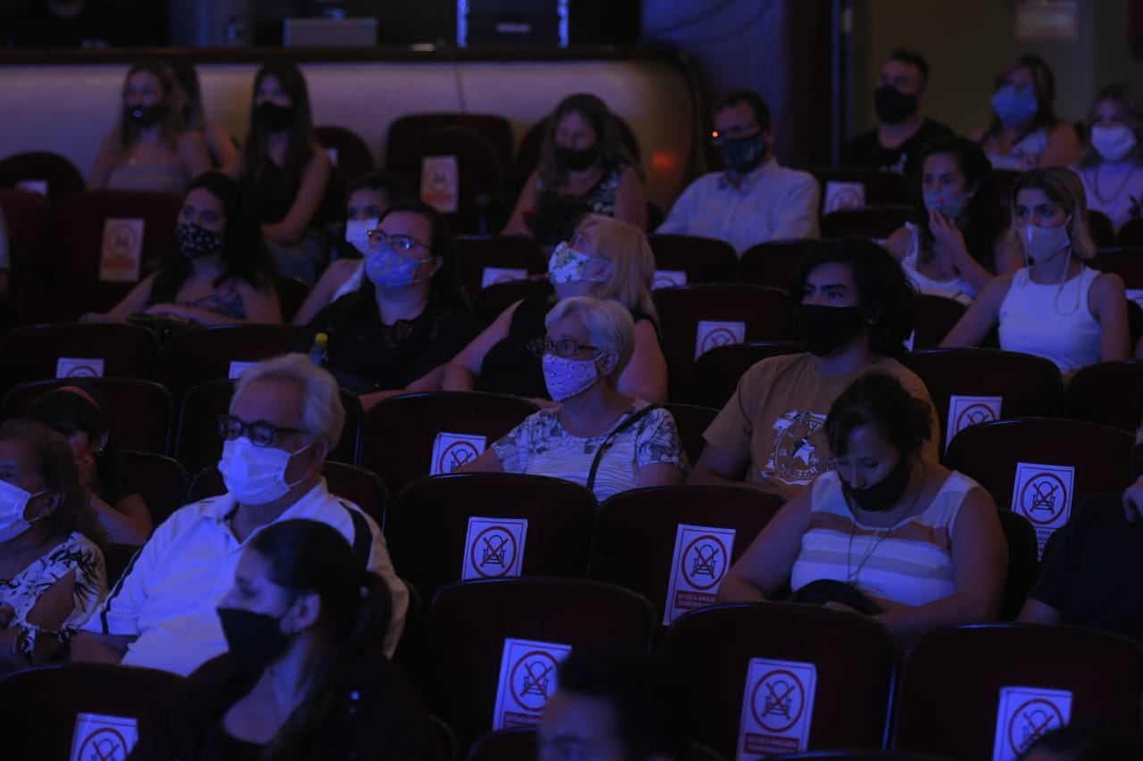 Cumpliendo todos los protocolos sanitarios dispuestos por la pandemia los mendocinos siguieron la proyección de Historias de Vendimia desde el teatro Independencia. Ignacio Blanco/Los Andes