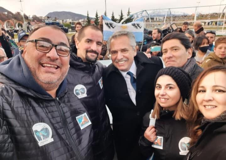 El presidente junto a la Subcomisión “Herederos de la Causa Malvinas”, del Centro de Excombatientes de Malvinas en Ushuaia. (Martín Ortiz, Jonatan Bonetti, Carlos Cabrera, Rosana Rossoli y Belén Vargas).