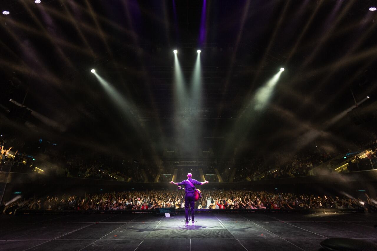 Tras el éxito rotundo en el Movistar Arena, con doce funciones agotadas, el artista regresa a la ciudad para presentar su último disco: “El amor en mi vida”.