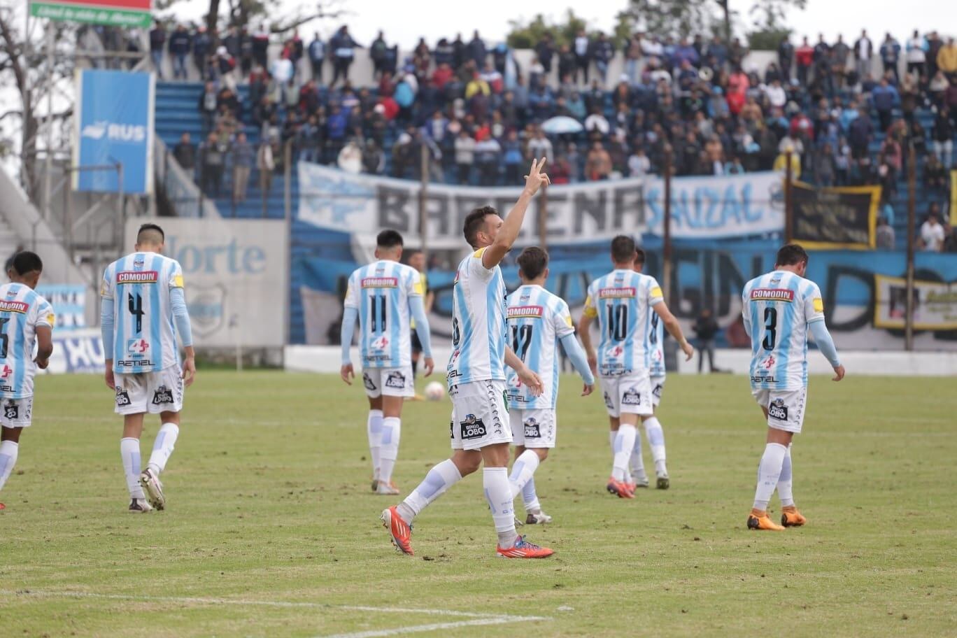 Tres goles marcó el "Lobo" jujeño ante su público este domingo, lo que fue ruidosamente celebrado por la parcialidad albiceleste.