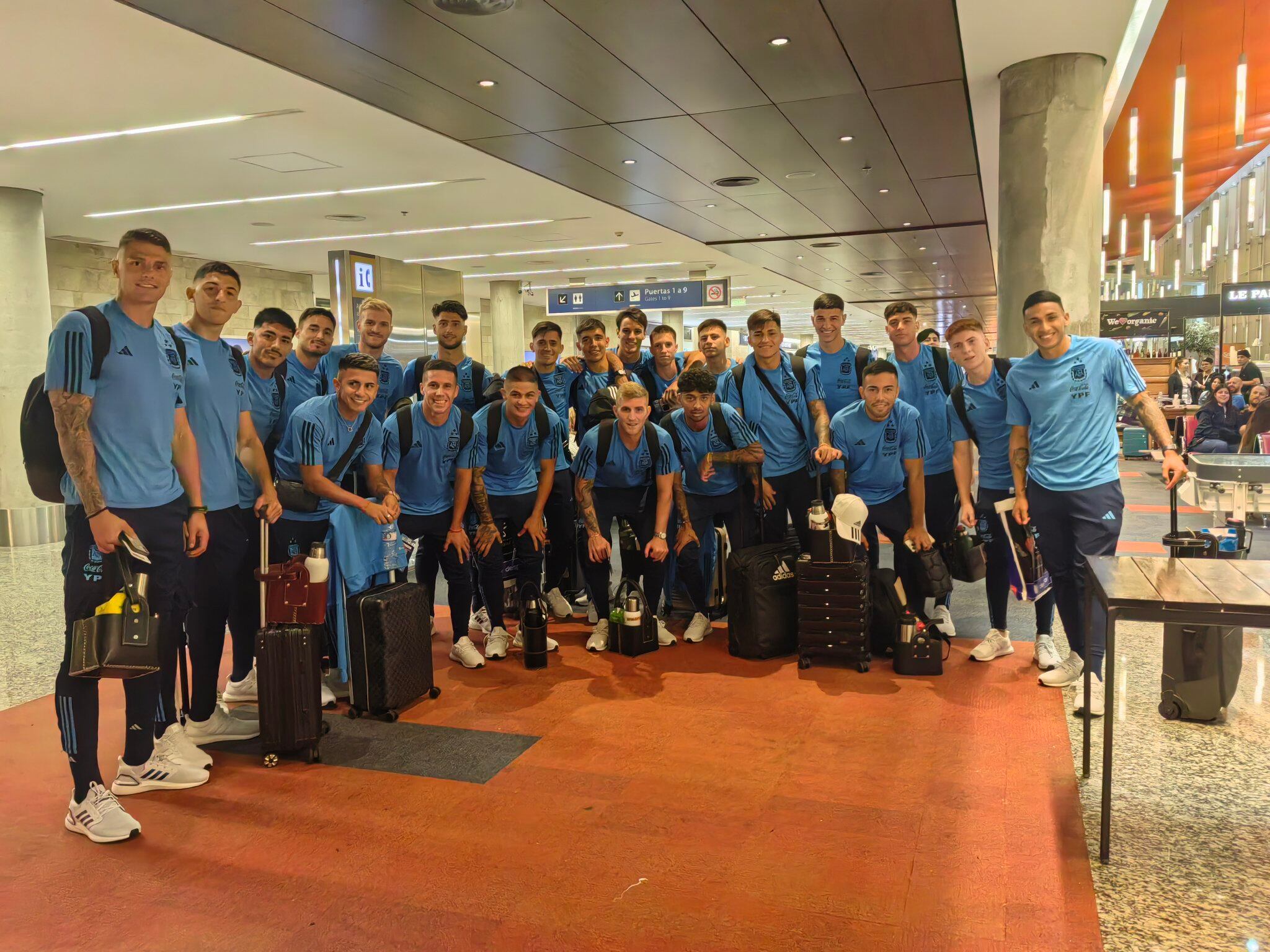 La selección argentina Sub 23 llegó a la ciudad venezolana de Valencia, donde el domingo debutará ante Paraguay en el Preolímpico. (@Argentina)