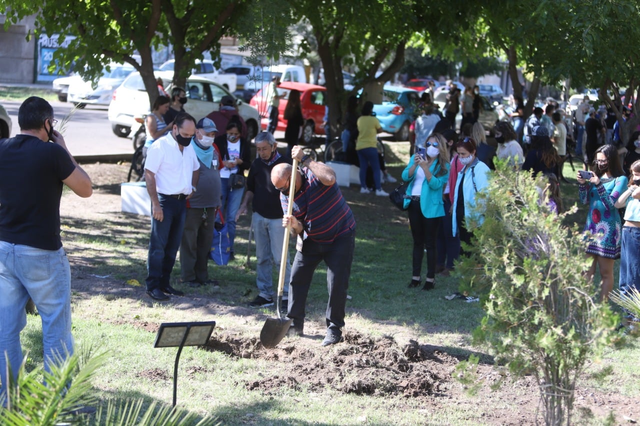 Hubo discursos de familiares y luego colocaron plantines como recordatorio en la plaza de la Memoria. 