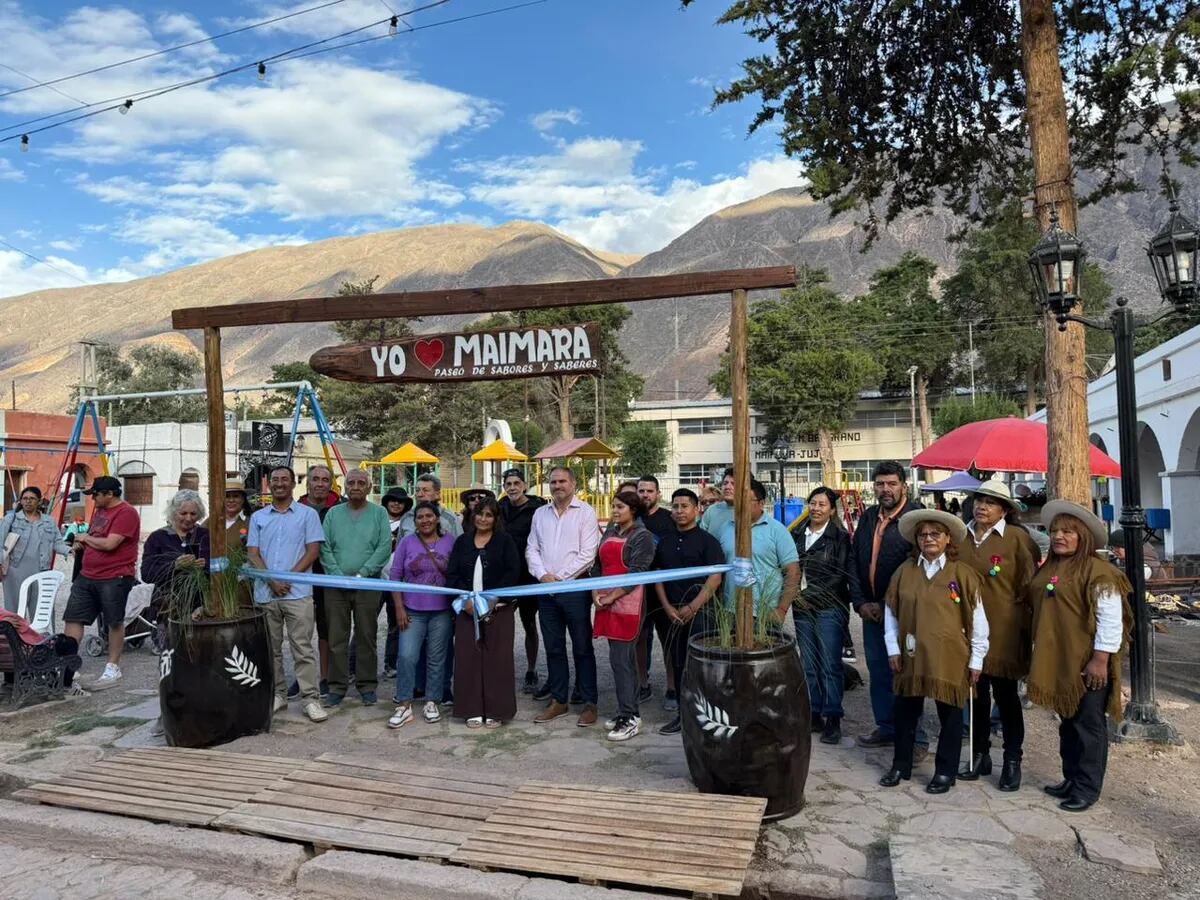 Emprendedores, artesanos, folkloristas y turistas acompañan a las autoridades en la apertura del "Paseo de Sabores y Saberes" en Maimará, en la Quebrada de Humahuaca (Jujuy).