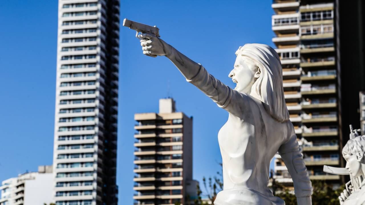 Homenaje a los "caídos" de La Casa de Papel en el Monumento a la Bandera. (@alanmonzon)