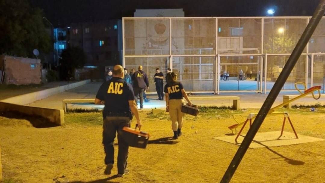 La brigada de la AIC recorrió el playón durante la noche en busca de evidencia.