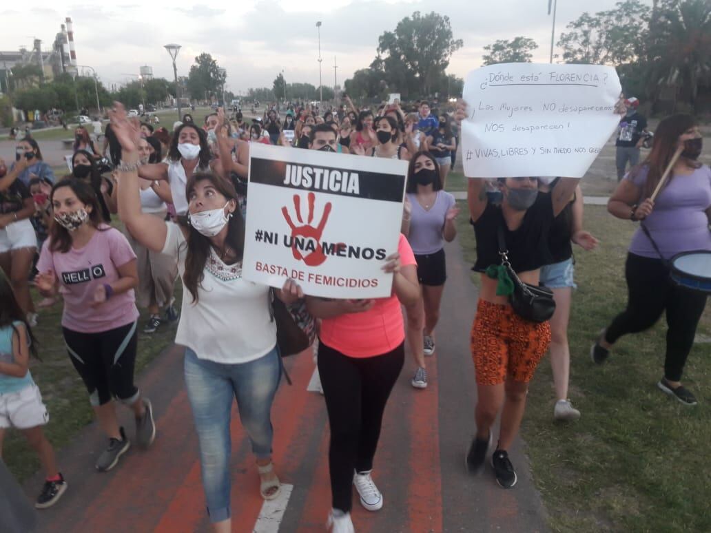 Familiares y vecinos pidieron en Maipú por la aparición con vida de Florencia Romano, la adolescente que es intensamente buscada desde el fin de semana.