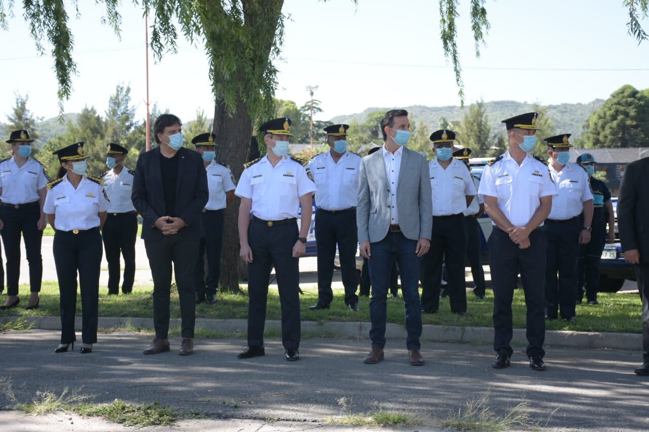 Policía Departamental Punilla despidiendo el año 2020 en la costanera de Carlos Paz.