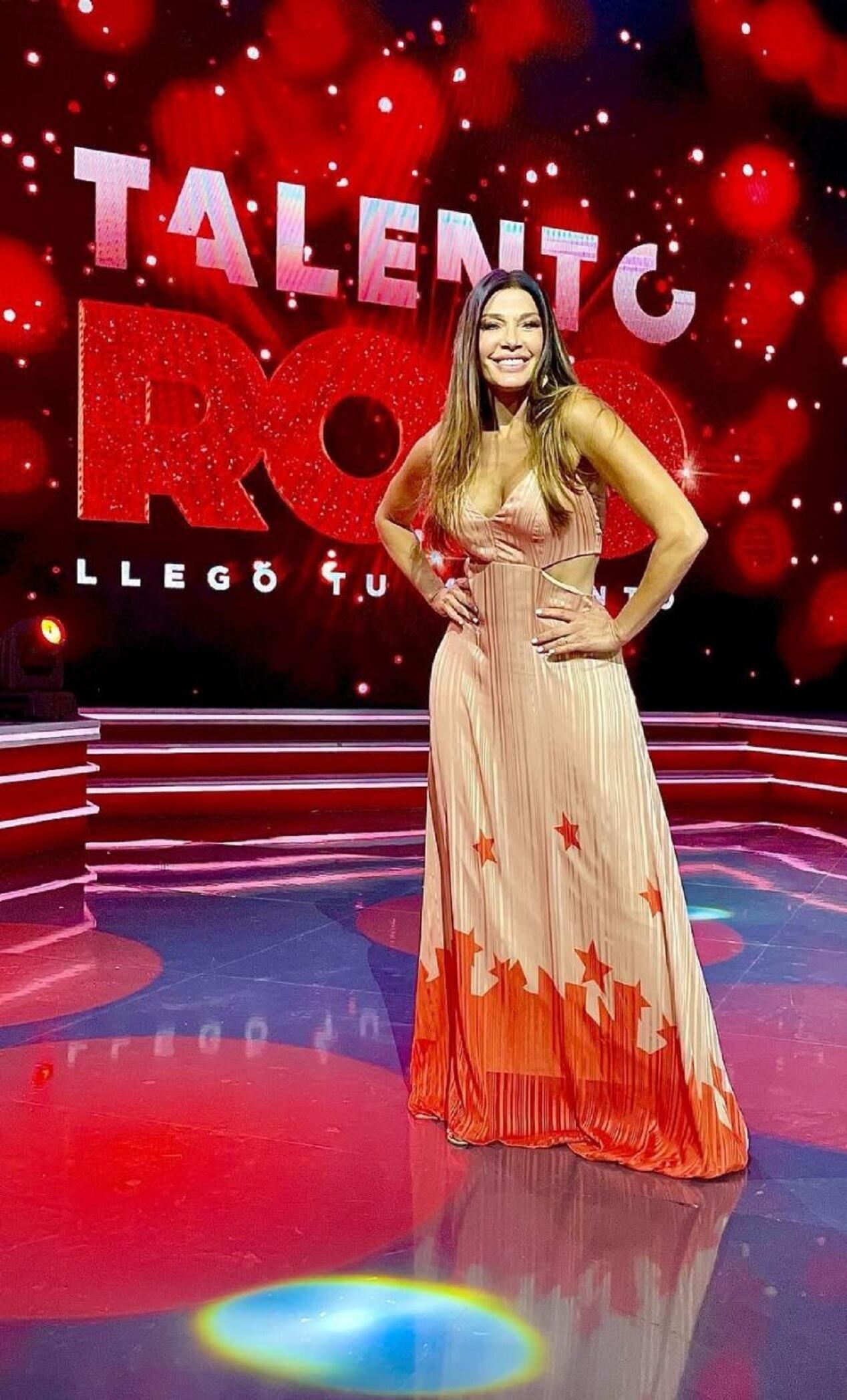 Catherine Fulop como jurado de "Talento Rojo"