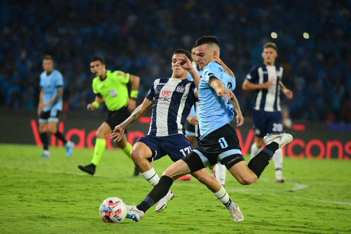 Andrés Fassi y una copa con los tres clubes que ascendieron en Córdoba