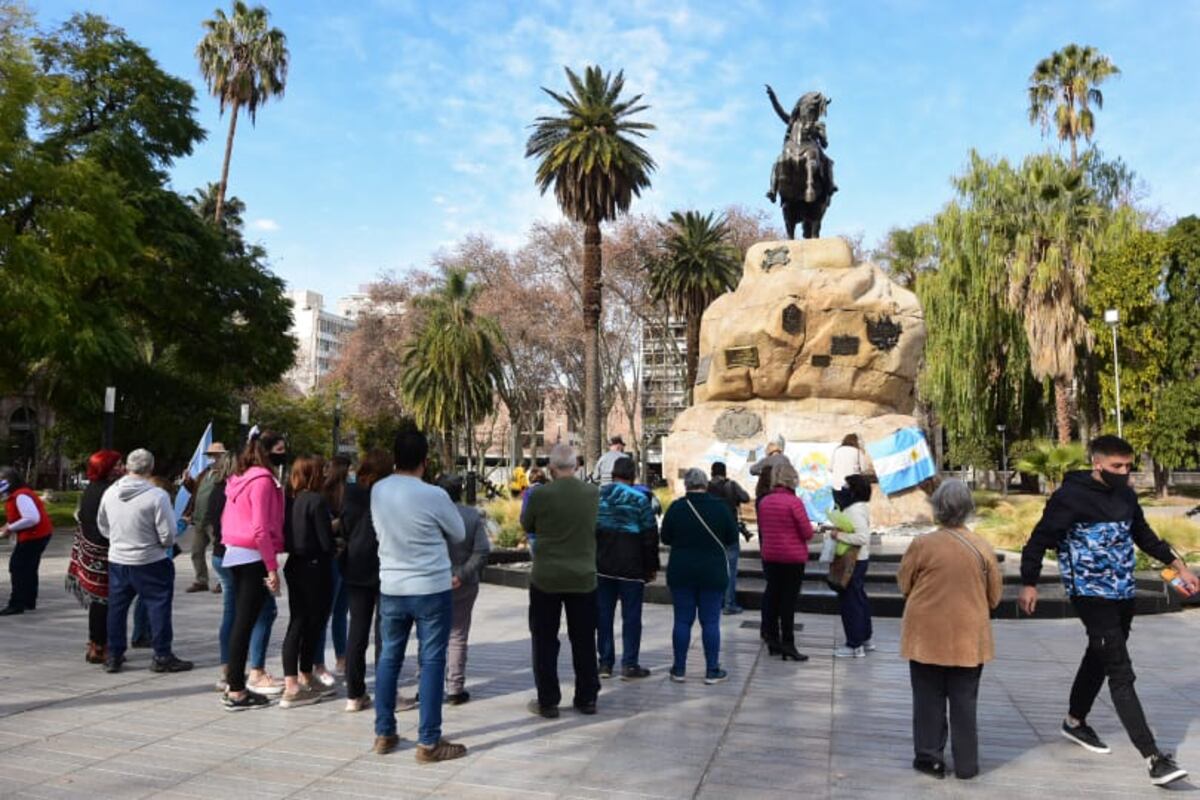 Mendoza recuerda a los fallecidos por Covid-19 en la Marcha de las Piedras