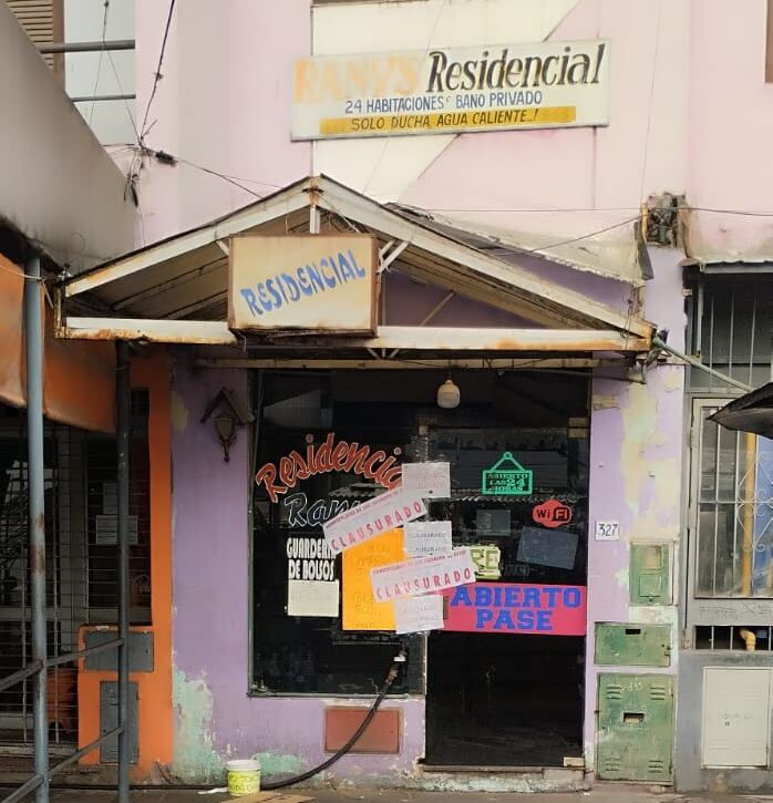 Fajas de clausura aplicadas por la Municipalidad de San Salvador de Jujuy y las ordenadas por la Justicia, daban cuenta de los procedimientos administrativos y judiciales realizados en el edificio de la calle Dorrego.