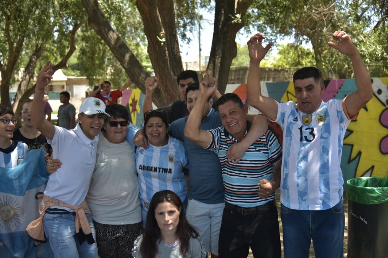 Barrio Villa Rivadavia y el aguante a Cristian "Cuti" Romero en la final del Mundial Qatar 2022. (Facundo Luque / La Voz)