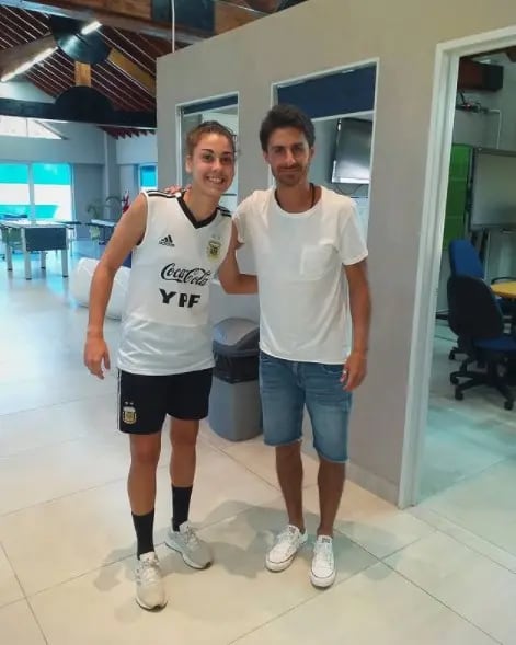 Martina Del Trecco, en al sub 20, junto al 'Payasito' Aymar, entrenador de los varones.